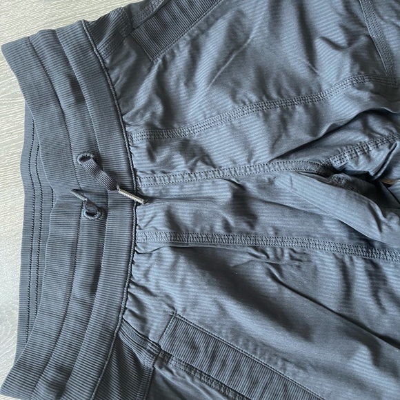 Black studio crop - Picture 4 of 8